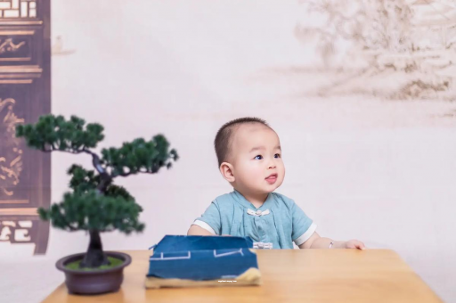 黄骅怀孕肚子中间凹两边凸